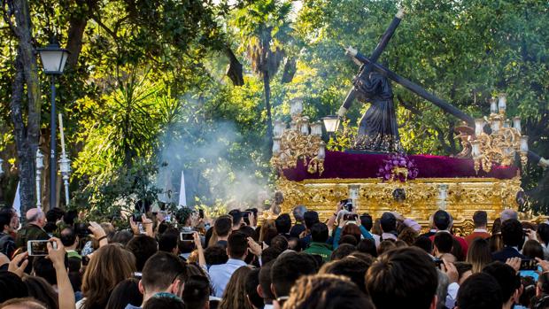 Vídeo: Impresionante chicotá del Señor de la Candelaria por los Jardines de Murillo