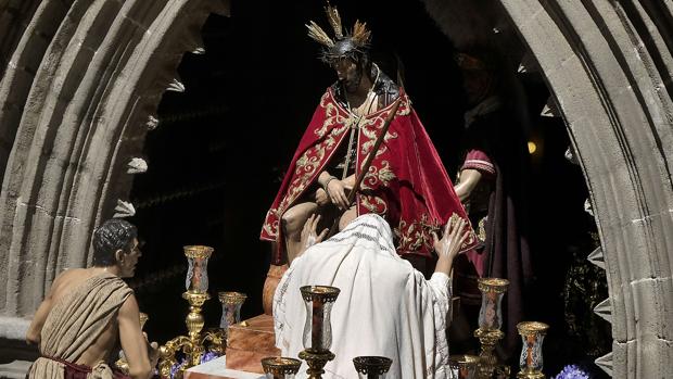 Vídeo: Misterio de San Esteban por el bello entorno de la Plaza de Pilatos