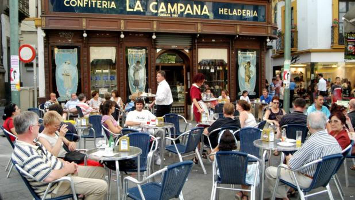 Los veladores de La Campana antes de ser retirados