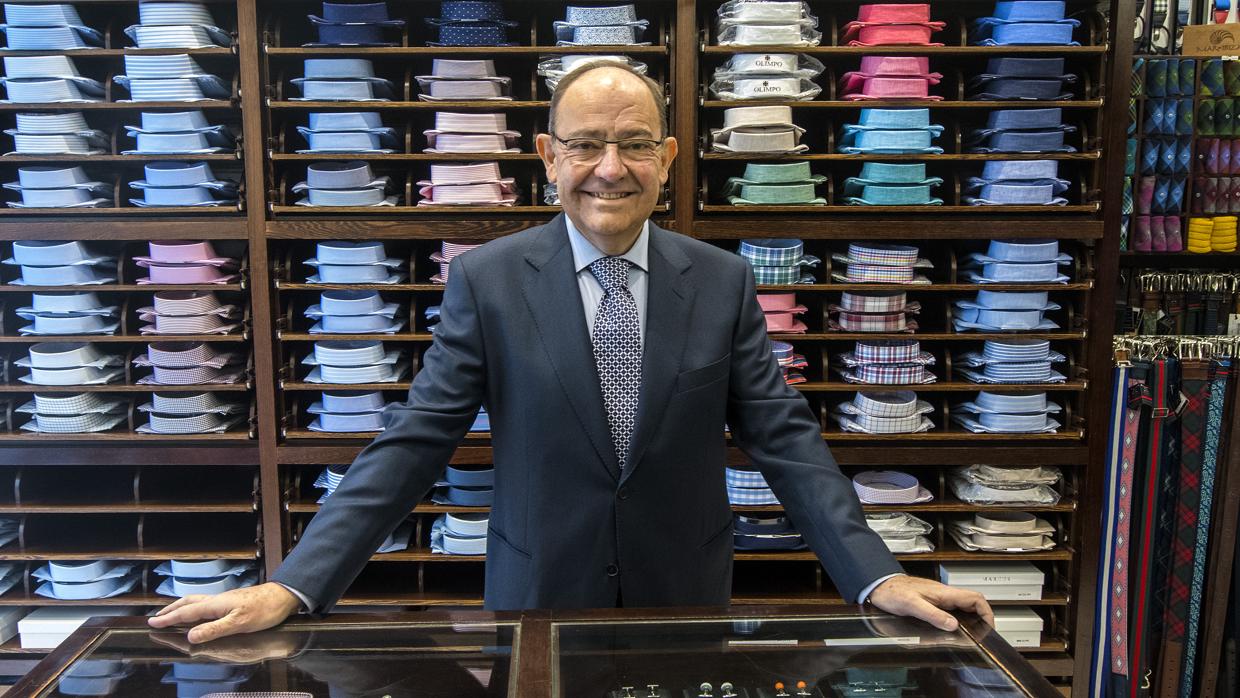 Tomás González en su tienda de la calle Tetuán