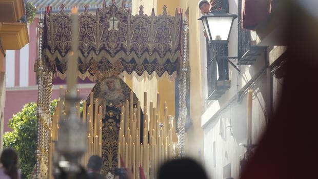 Vídeo: La Virgen del Buen Fin de la Lanzada con campanilleros por la Alameda