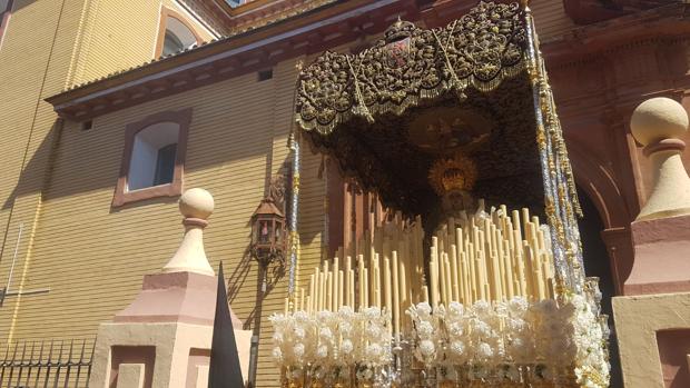 Vídeo: La clásica salida de la Virgen del Refugio sobre el tablao de San Bernardo