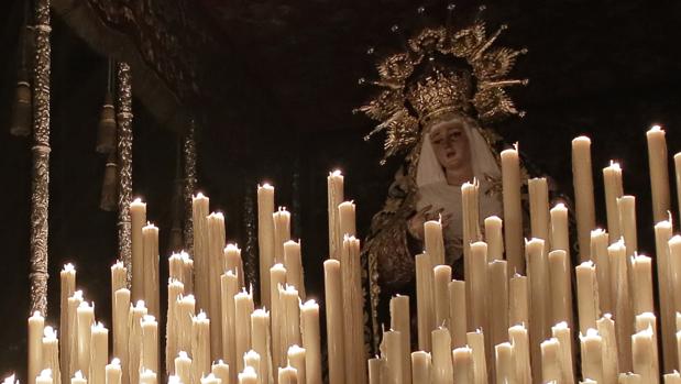 La salida de la Virgen de la Presentación de la hermandad del Calvario