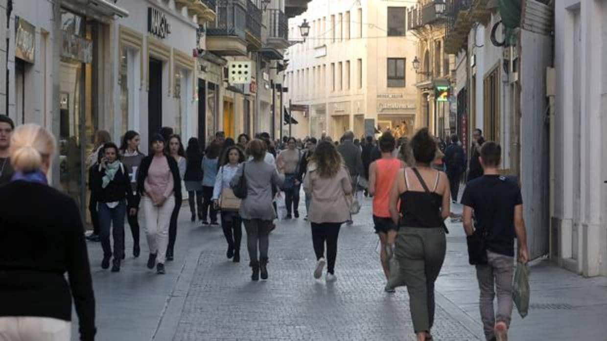 Personas transitan por la calle Tetuán, una de las vías más comerciales de Sevilla