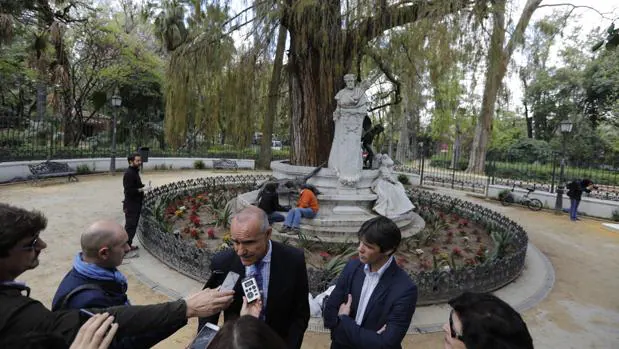 Antonio Muñoz y David Guevara atendiendo a los medios