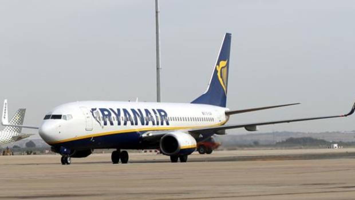 Un avión de la compañía aérea Ryanair en el aeródromo sevillano