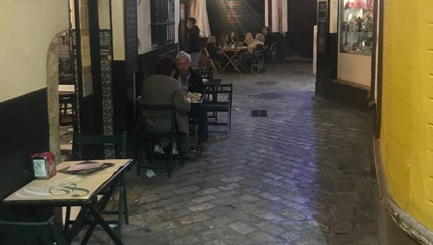 Batida de la Policía Local contra los veladores de la calle Mesón del Moro, en el barrio de Santa Cruz