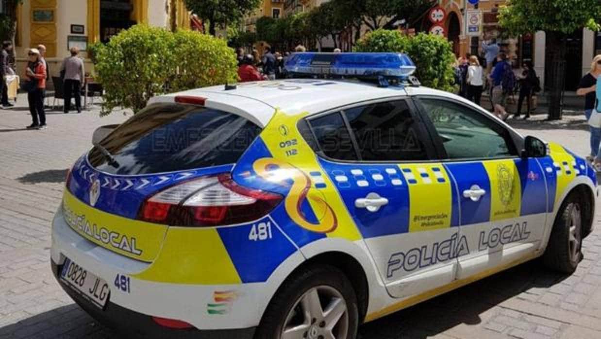 Imagen de un coche patrulla de la Policía Local de Sevilla