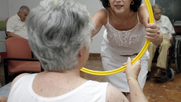 Temblor y lentitud de movimientos, síntomas más frecuentes del Parkinson