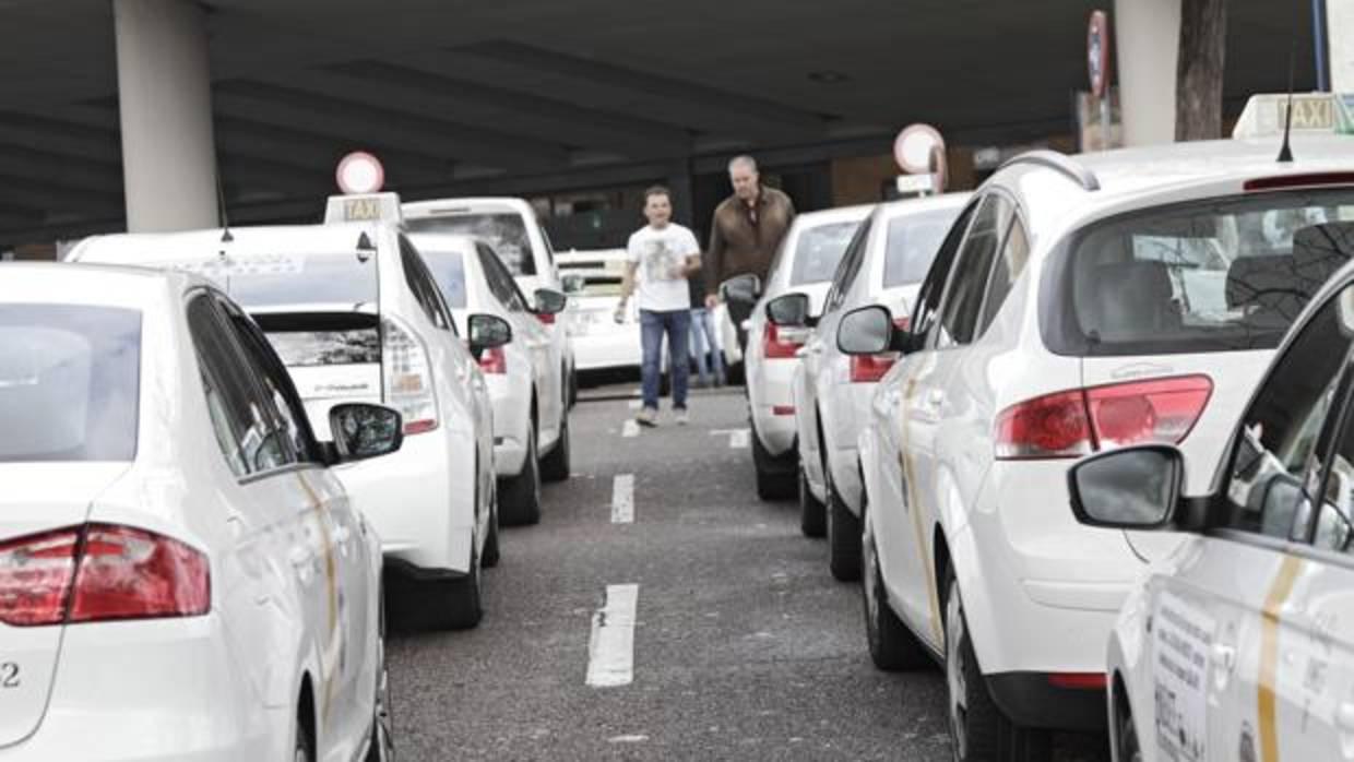 Taxis ante la entrada principal de Santa Justa