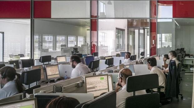 Heridas tres personas tras una colisión frontal entre una furgoneta y un turismo en Sevilla