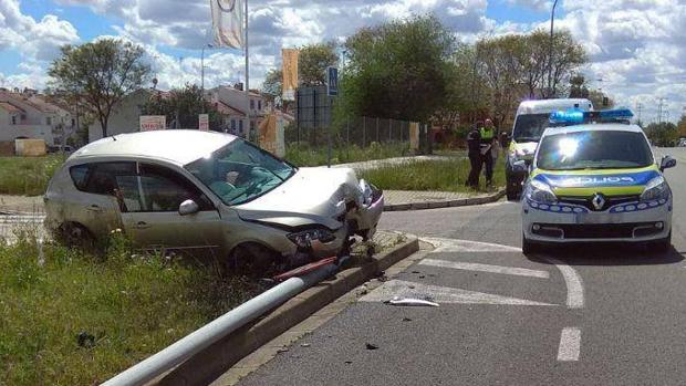 Se empotra con una farola tras perder el control de su coche a gran velocidad en Sevilla Este