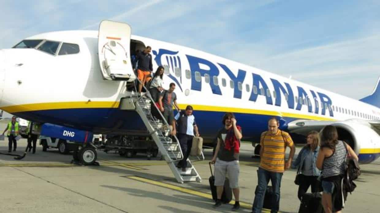 Varios pasajeros desembarcan de un avión de Ryanair