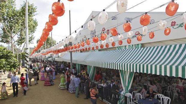 Feria de Abril de Sevilla 2018: Denuncian una agresión homófoba de un vigilante en una caseta de Feria