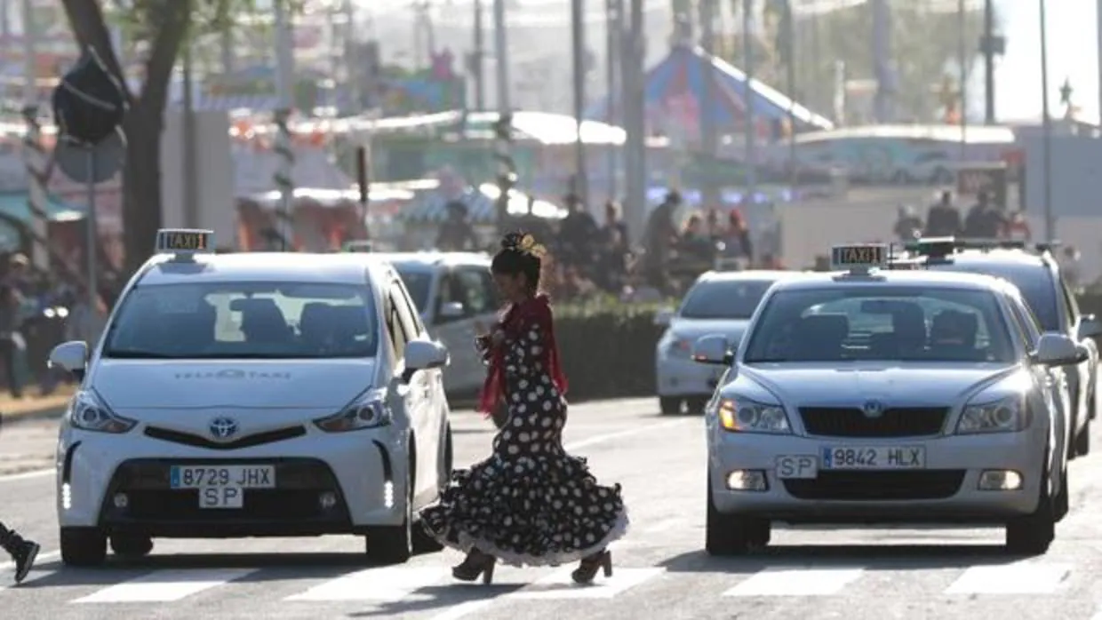 Taxis circulando en las inmediaciones de la Feria