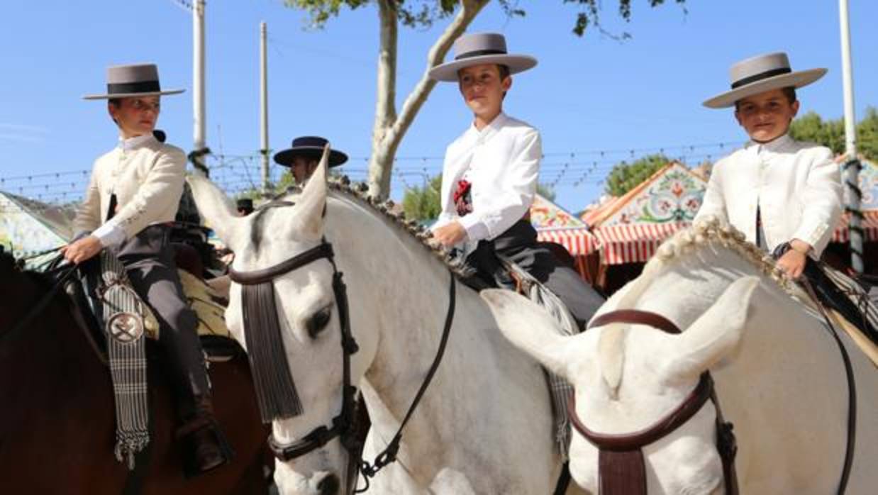 Luis, Armando y Alfredo Jiménez Halcón, a caballo