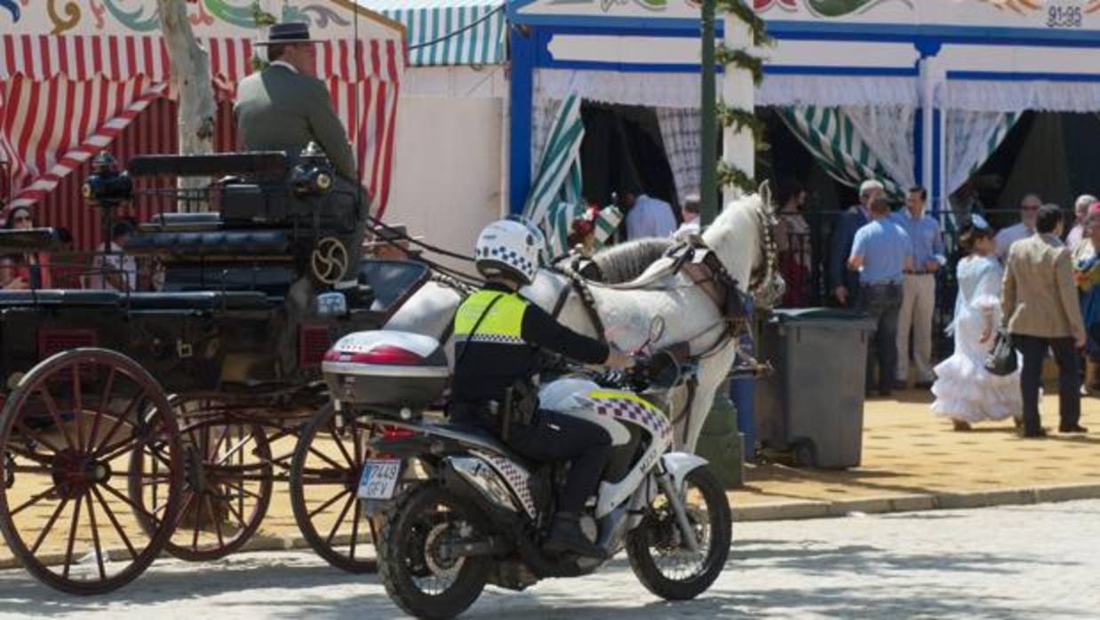 Un policía local patrullando por la Feria