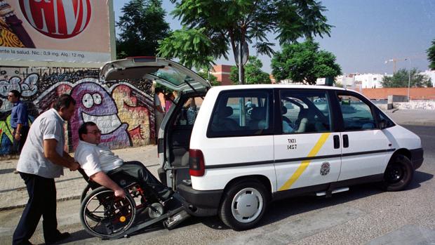 Abierta una nueva convocatoria para convertir taxis adaptados en convencionales en Sevilla