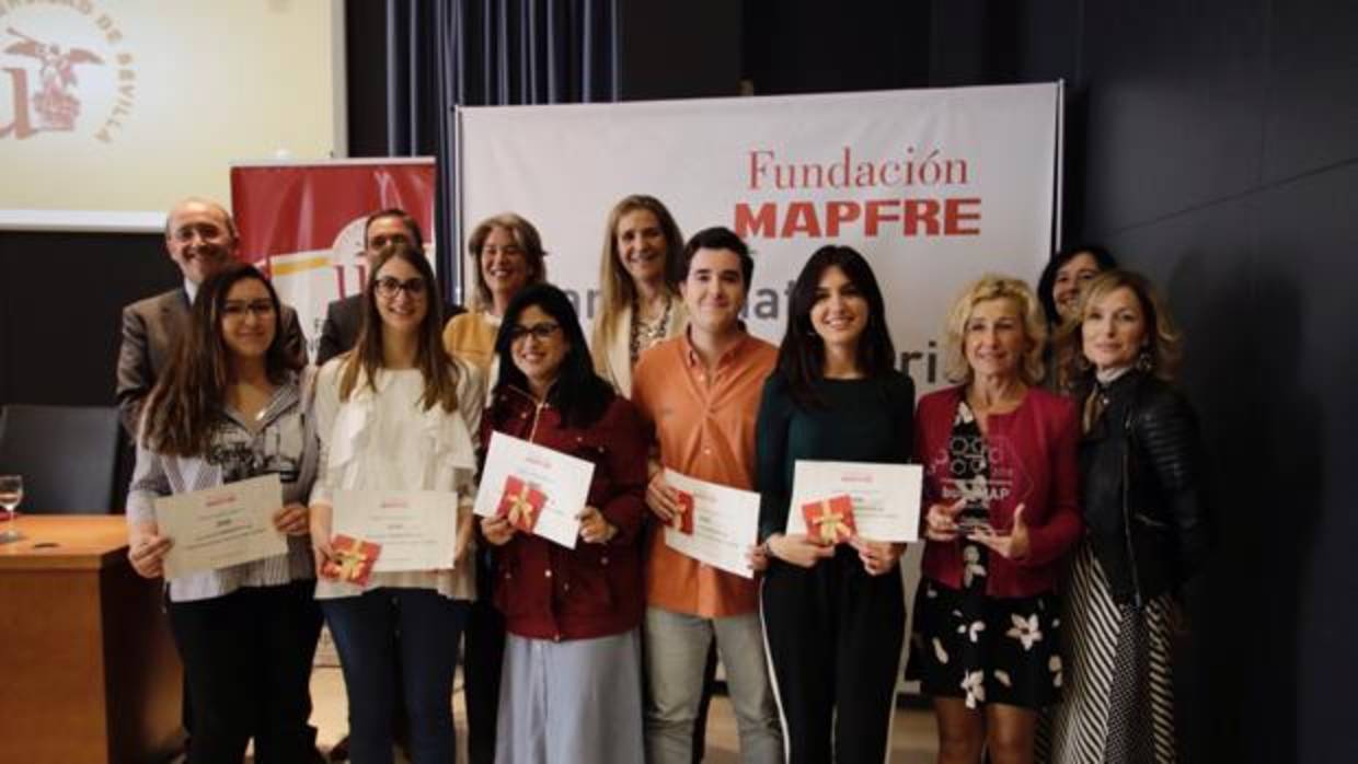 La Infanta Elena con los premiados por la Fundación Mapfre