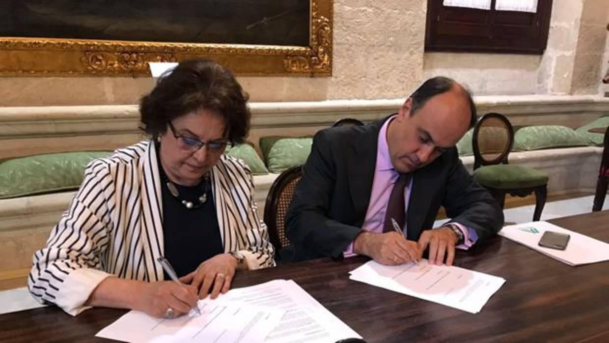 La presidenta de Mercasevilla, Carmen Castreño, y el presidente de Mercasa, David Martínez, firmando el convenio