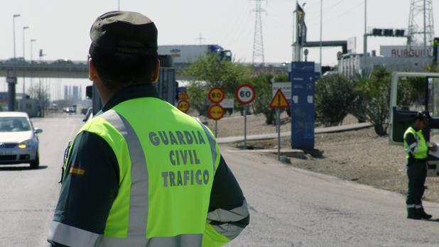 La Guardia Civil investiga un vídeo en el que aparece un niño de 7 años conduciendo en Sevilla