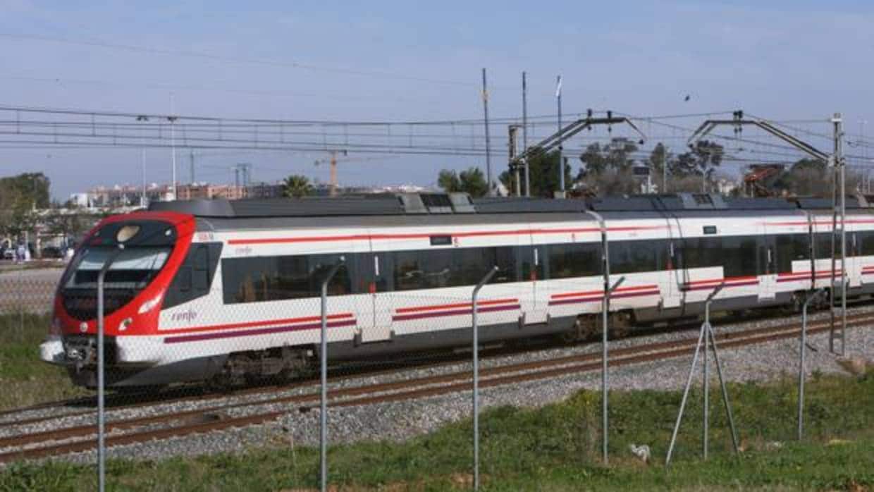 Un tren circula por el núcleo de Cercanías de la provincia de Sevilla
