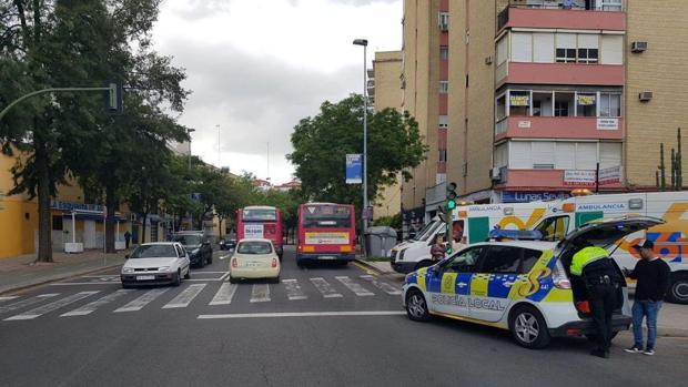 Herida grave al ser atropellada por un autobús en Triana tras posible cruce indebido