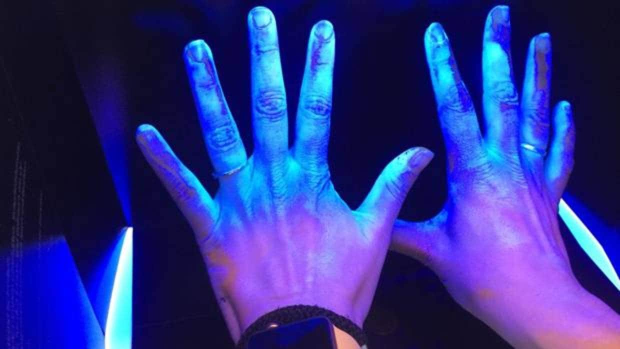 Caja negra con luz ultravioleta que nos indica si están bien lavadas las manos