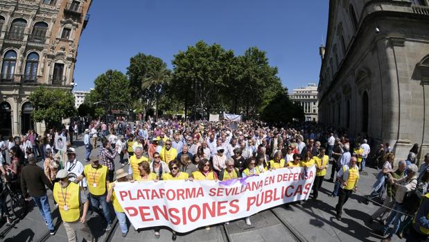 Los pensionistas vuelven a manifestarse en Sevilla: «Los recortes para los de las Cortes»