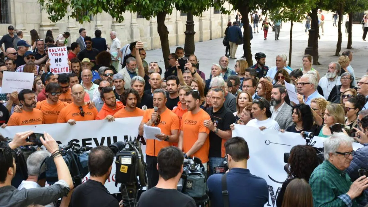 Concentración en Plaza Nueva de Sevilla por los bomberos acusados de tráfico de personas