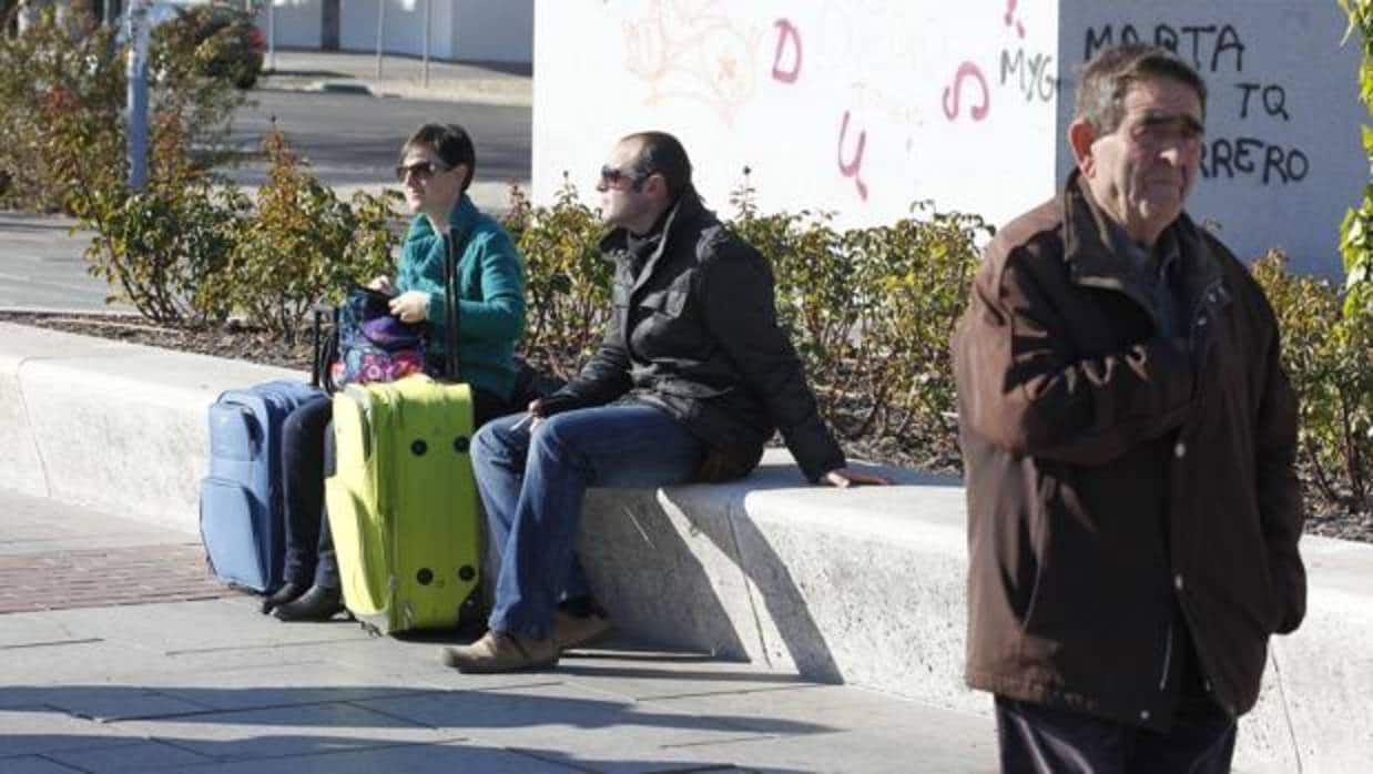 Dos turistas en la calle con las maletas