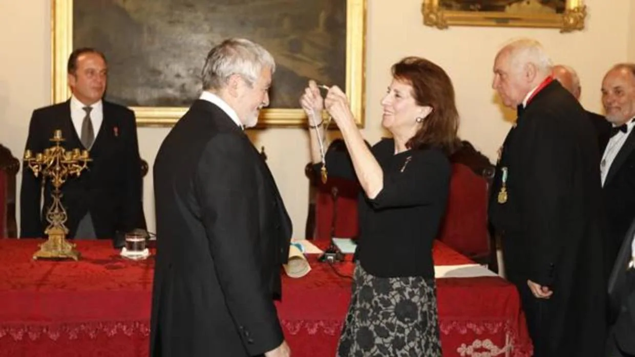 Isabel de León imporne a Juan Manuel Miñarro la medalla de la corporación