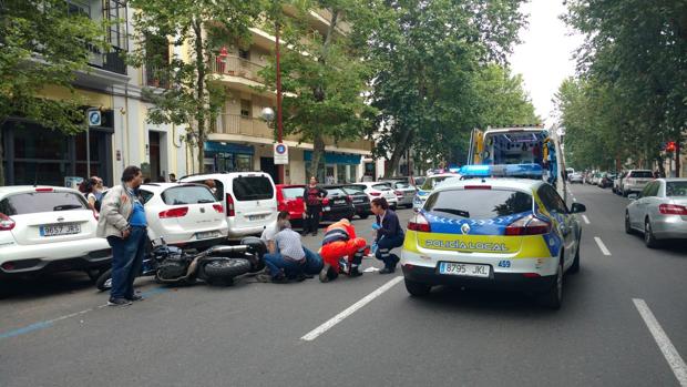 Accidente en Sevilla: Herido de gravedad un motorista tras colisionar con un coche en Marqués de Paradas