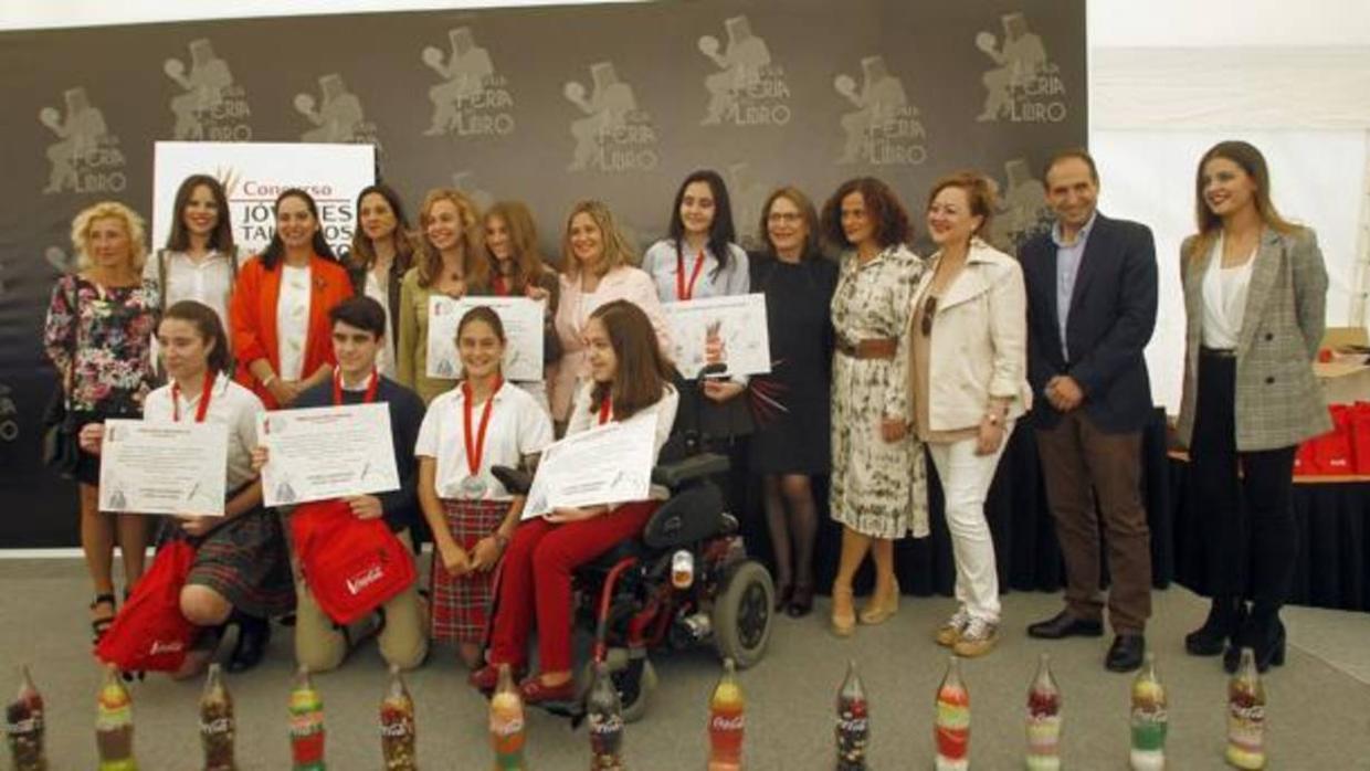 Foto de familia de los premiados en el 58 concurso Coca-Cola de Jóvenes Talentos de Relato Corto