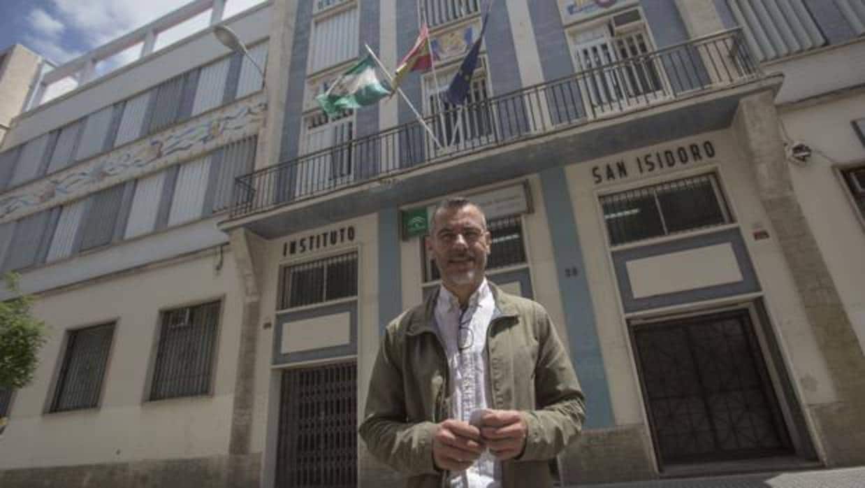El director del instituto San Isidoro, Rodrigo Alba, en la fachada principal del centro educativo