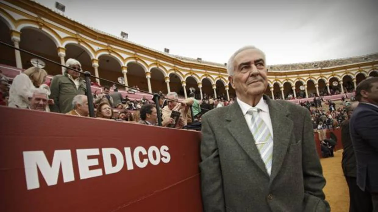 El doctor Ramón Vila, delante del burladero de los médicos en el callejón de la Maestranza