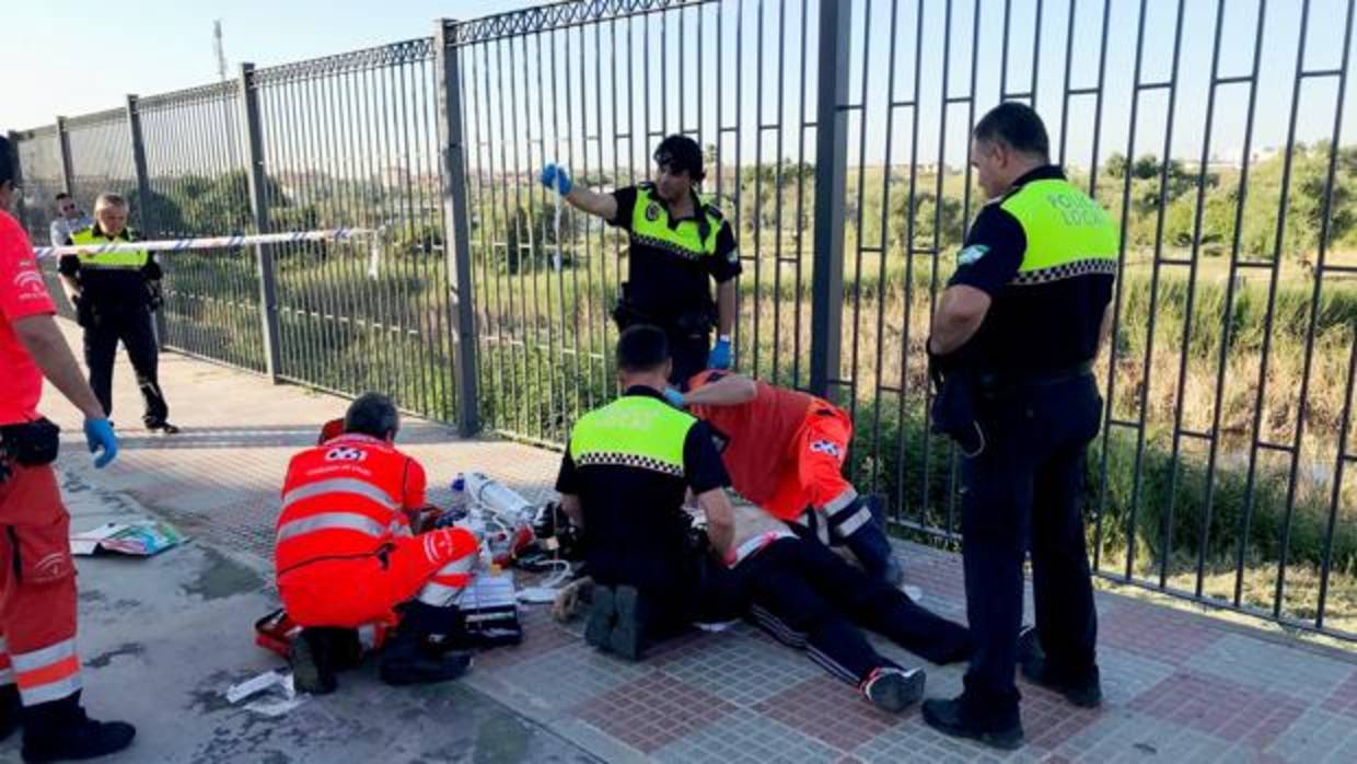 Momento en el que la Policía y el 061 estabiliza al infartado