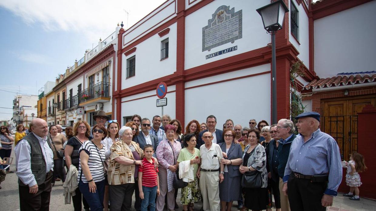 El alcalde de Sevilla, Juan Espadas, asiste al acto de descubrimiento del azulejo en memoria de Amante Laffón