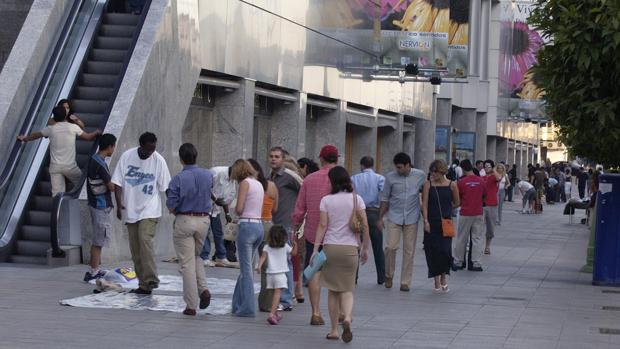 Dos policías locales heridos en una actuación contra manteros en Nervión Plaza