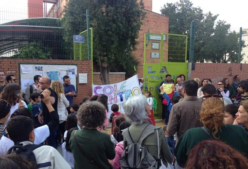 La comunidad educativa protesta contra la nueva línea en el Sor Ángela