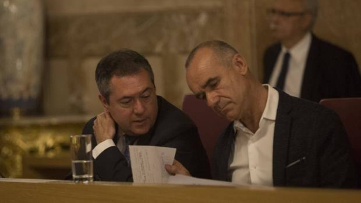 Juan Espadas y Antonio Muñoz en el pleno de este viernes