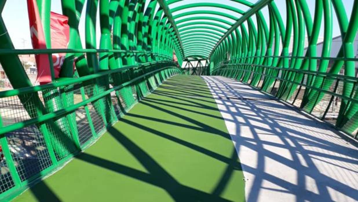 Un tramo de la pasarela ciclopeatonal sobre la SE-30