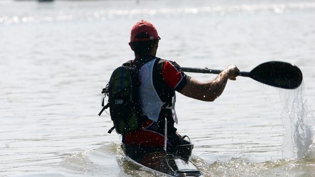 Un piragüista rescata a un niño que se cayó al río Guadalquivir