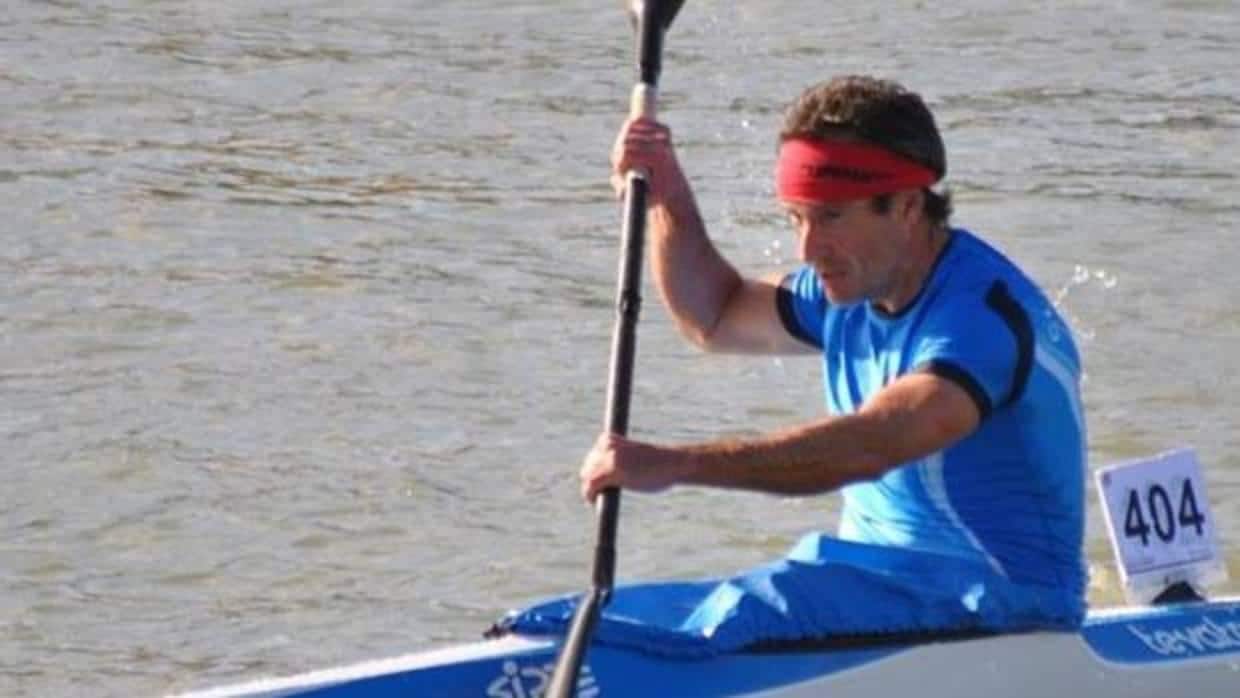 Antonio Ramos practica uno de sus deportes favoritos todos los fines de semana en el río