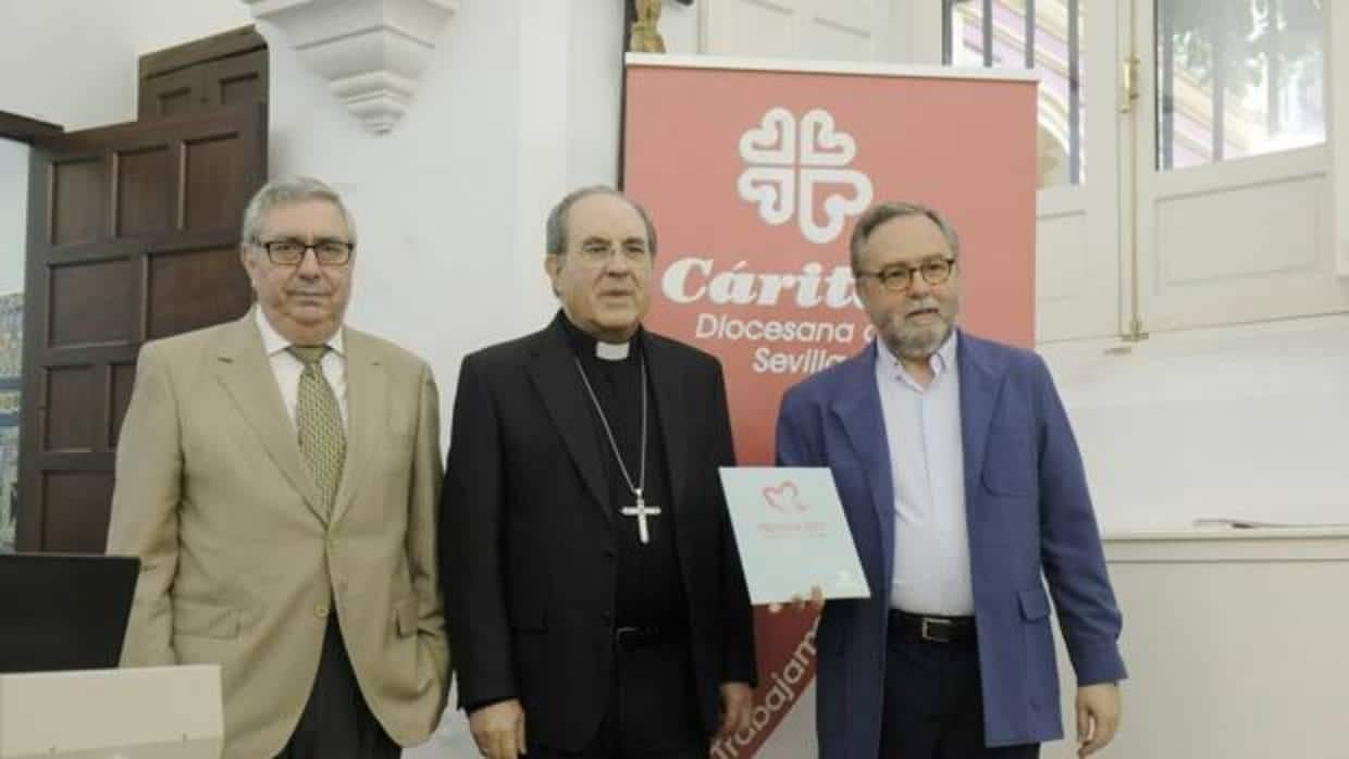El arzobispo, Juan José Asenjo, con los responsables de Cáritas Diocesana de Sevilla