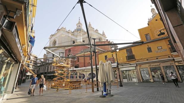 Un total de 25 calles peatonales y comerciales del Centro de Sevilla tendrán toldos este verano