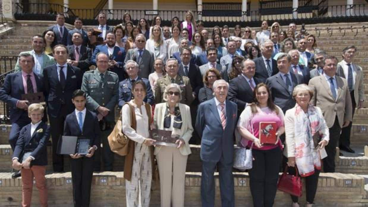 Foto de familia de los premiados de la Exhibición de Enganches celebrada en la Feria de Abril