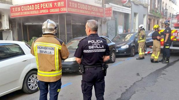 Los Bomberos sofocan un incendio en un restaurante chino de la calle Santas Patronas de Sevilla
