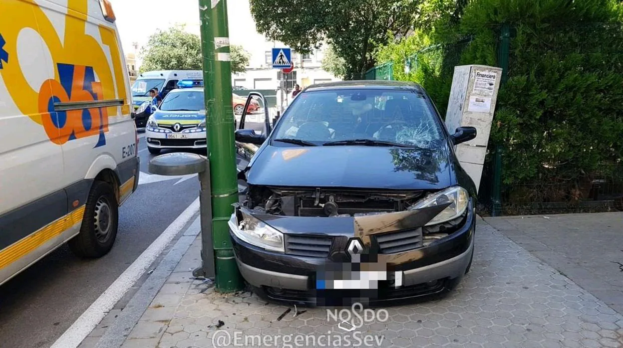 El vehículo que ha causado dos heridos en Sevilla