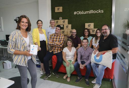 Ana Molina, junto al equipo de Oblumi